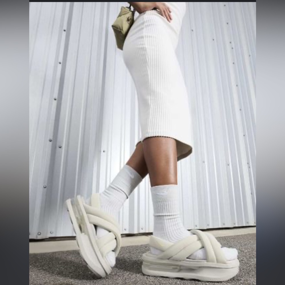 Nike Air Max Isla platform sandal SS24 retails for $100. MAKE OFFERS!!!
